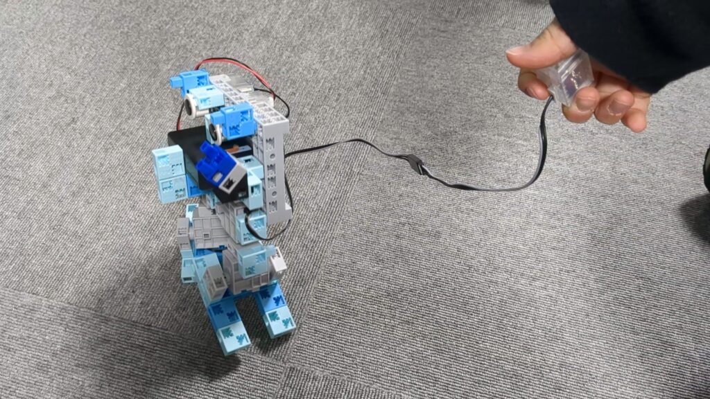 二足歩行ロボットのサムネ用