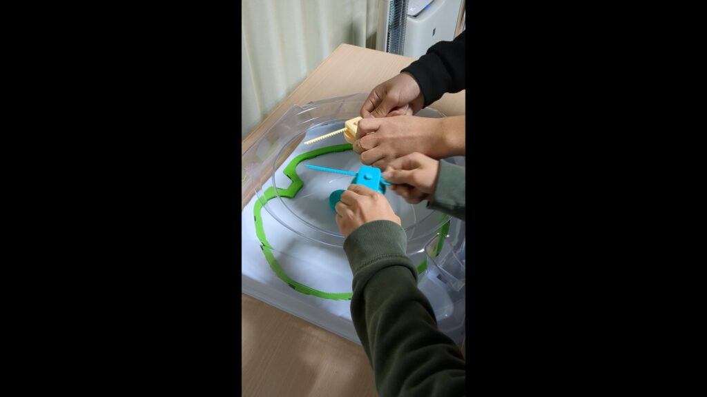 コマで遊ぶ二人