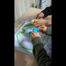 コマで遊ぶ二人