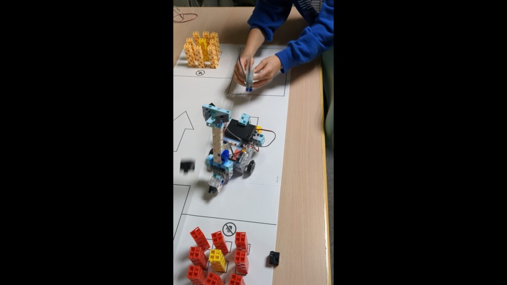 加速度センサーのロボットのサムネ用